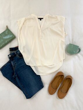 ✨ Banana Republic Factory Ivory Split Neck Blouse Cap Sleeve Size S ✨